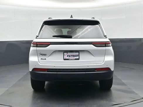 Used 2025 Jeep Grand Cherokee Altitude image 5