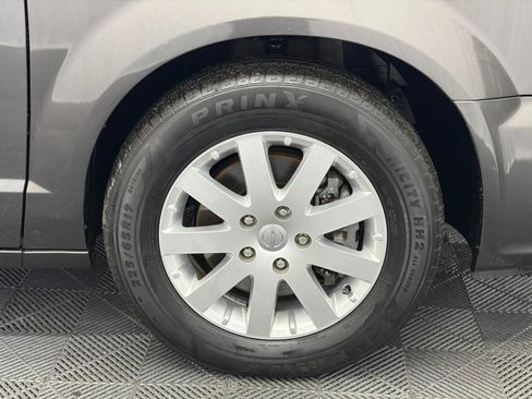 Used 2016 Chrysler Town & Country Touring FWD image 33