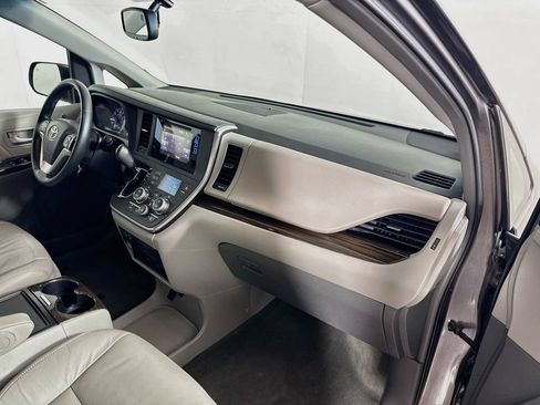 Used 2015 Toyota Sienna XLE Premium FWD image 27