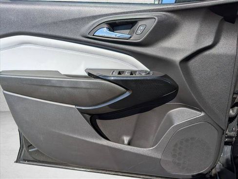 Used 2025 Chevrolet Trax LT FWD image 11