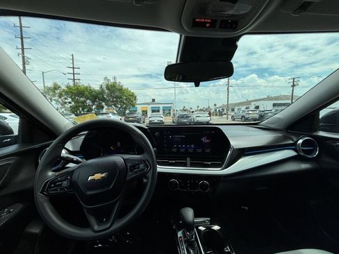 Used 2025 Chevrolet Trax LT FWD image 29