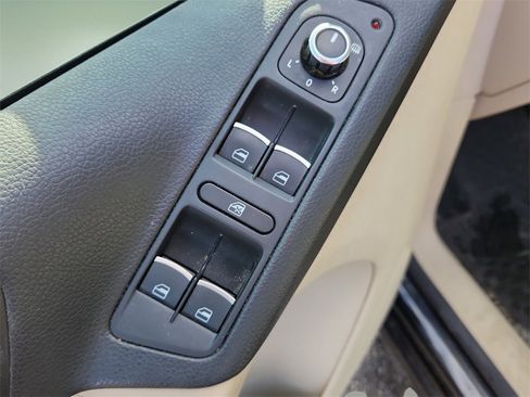 Used 2015 Volkswagen Tiguan SE image 15