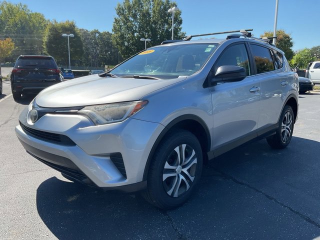 Used 2018 Toyota RAV4 LE AWD/4WD image 2