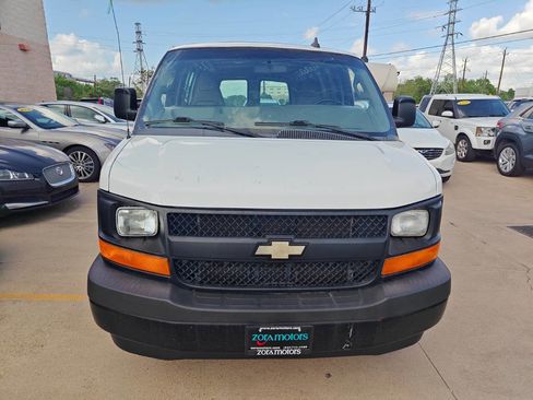 Used 2017 Chevrolet Express 2500 RWD image 3