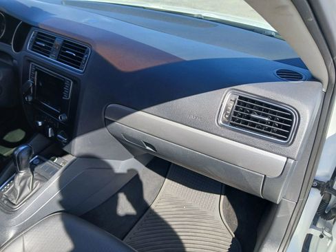 Used 2017 Volkswagen Jetta SE image 17