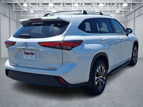 Used 2022 Toyota Highlander XLE AWD/4WD image 9