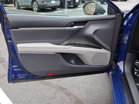 Used 2023 Toyota Camry SE image 11