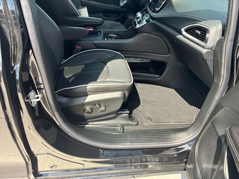 New 2027 Chrysler Pacifica Limited AWD/4WD image 22