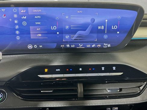 Certified 2025 Buick Enclave Avenir image 14