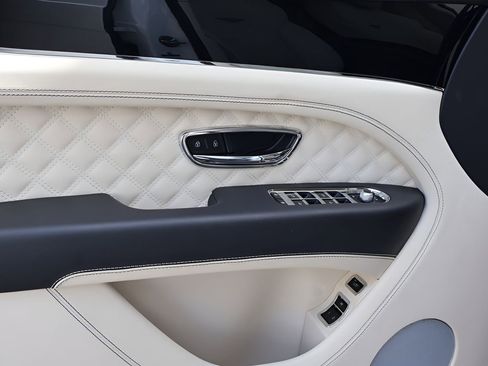 Used 2022 Bentley Bentayga image 12