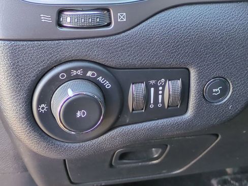 Used 2020 Jeep Cherokee Limited image 17