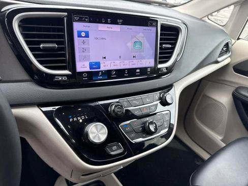 Used 2024 Chrysler Pacifica Touring-L FWD image 17