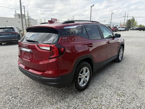 Used 2024 GMC Terrain SLE w/ Driver Convenience Package image 5