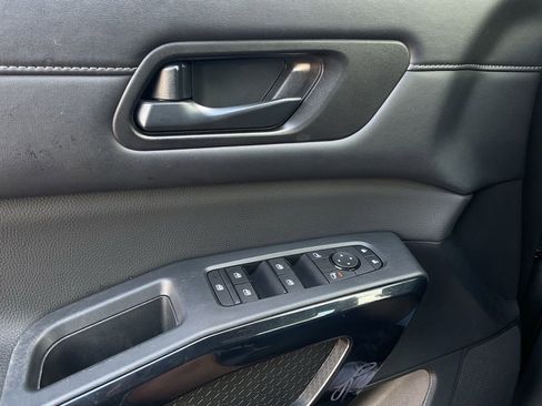 Used 2025 Nissan Pathfinder SV FWD image 17