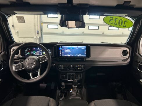 Used 2025 Jeep Wrangler Unlimited Sahara AWD/4WD image 29