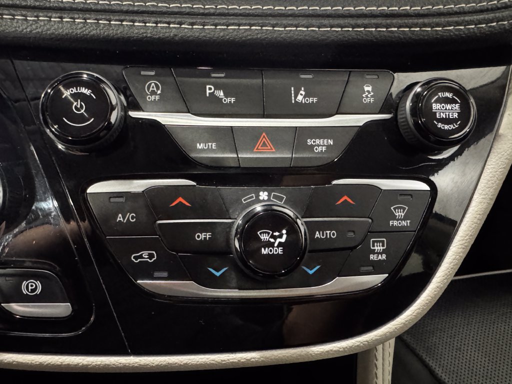 Used 2024 Chrysler Pacifica Limited FWD image 35