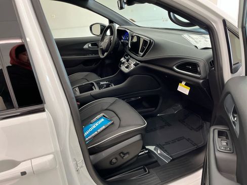 New 2026 Chrysler Pacifica Limited w/ S Appearance Package FWD image 17