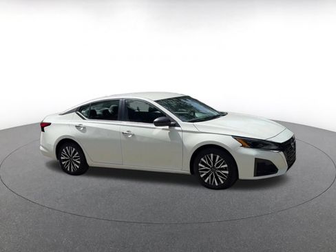 Used 2025 Nissan Altima 2.5 SV FWD image 2