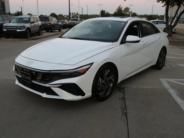 Used 2025 Hyundai Elantra SEL FWD image 3