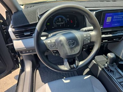 Used 2025 Toyota Camry LE FWD image 13