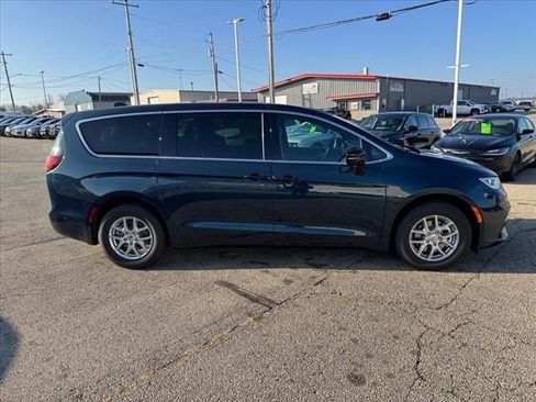 New 2025 Chrysler Pacifica Select image 2