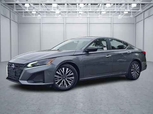 Used 2025 Nissan Altima 2.5 SV FWD image 1