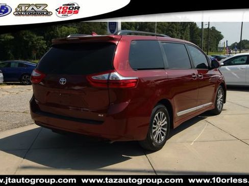 Used 2018 Toyota Sienna XLE Premium w/ Carpet Mat Package FWD image 7