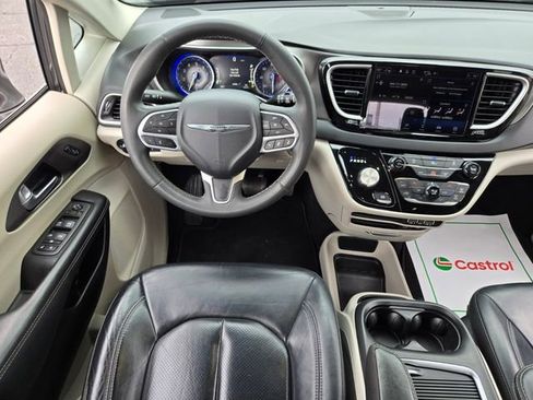 Used 2022 Chrysler Pacifica Touring-L FWD image 11