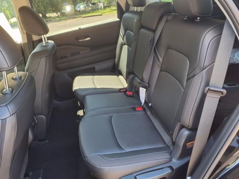 New 2025 Nissan Pathfinder SL image 9