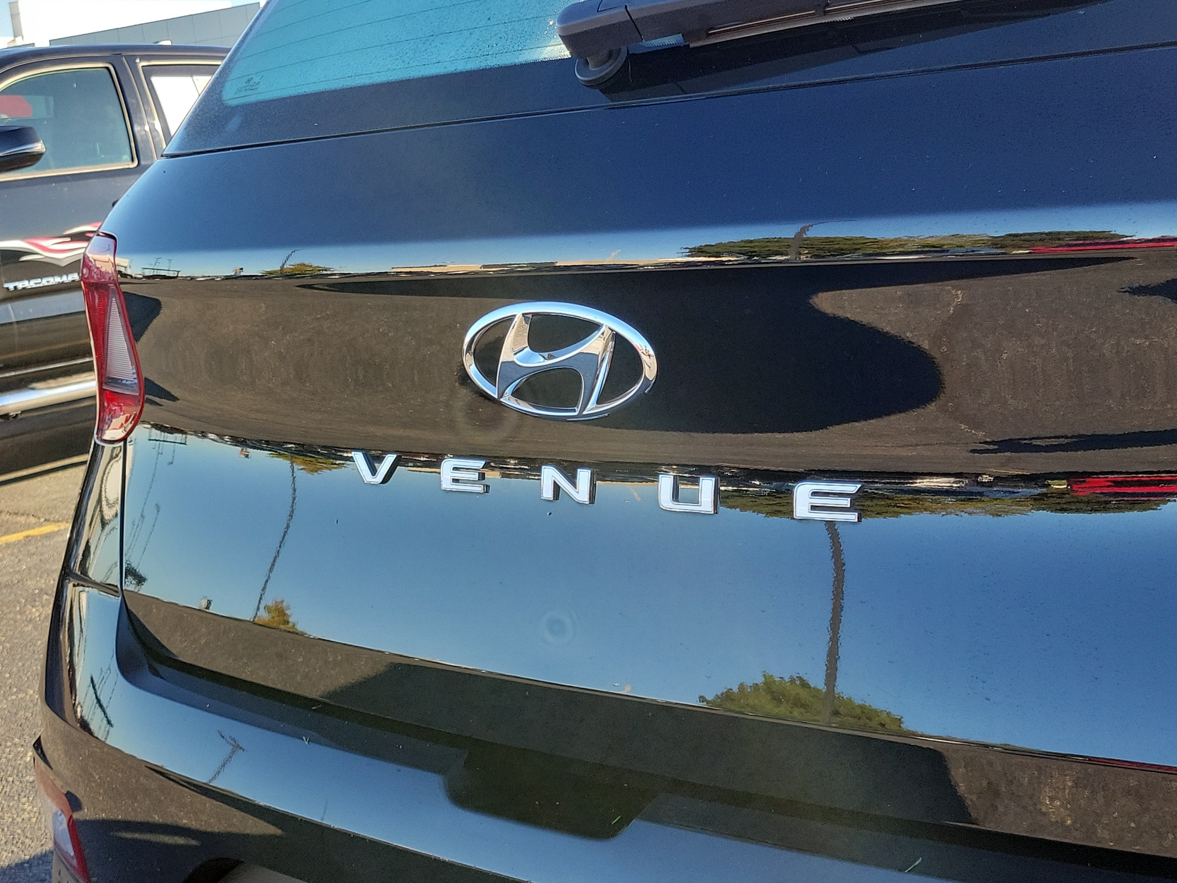 Used 2025 Hyundai Venue SE FWD image 6