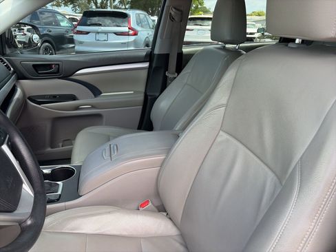 Used 2016 Toyota Highlander LE image 12