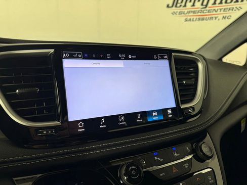 Used 2025 Chrysler Pacifica Select FWD image 19