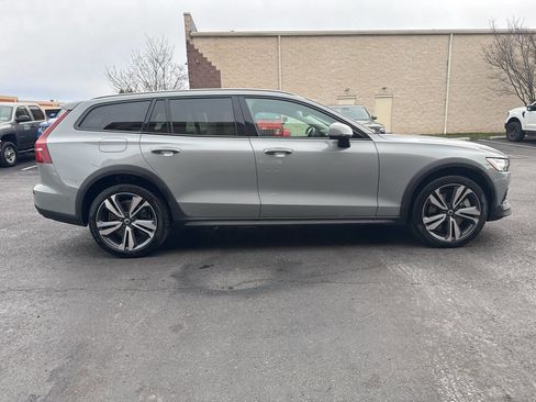 Used 2025 Volvo V60 B5 Cross Country Plus image 10