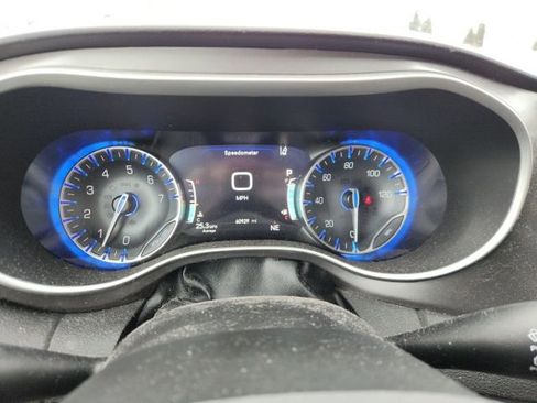 Used 2022 Chrysler Pacifica Touring-L image 10