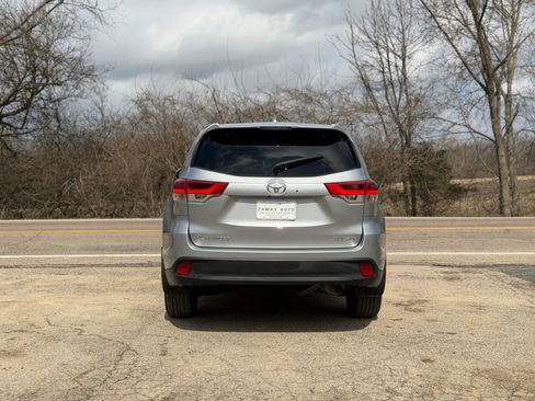 Used 2017 Toyota Highlander XLE image 3