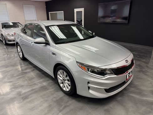 Used 2017 Kia Optima LX FWD image 4