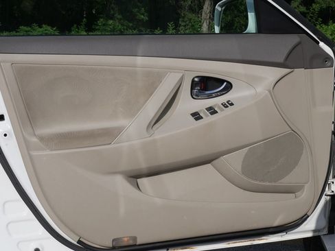 Used 2010 Toyota Camry LE FWD image 23