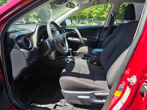 Used 2018 Toyota RAV4 LE AWD/4WD image 16