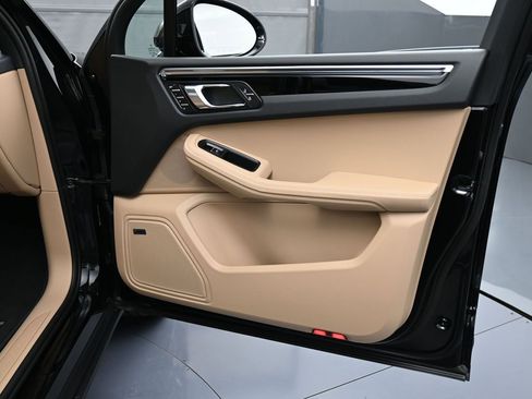 Used 2025 Porsche Macan AWD/4WD image 29