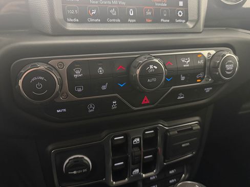 Used 2023 Jeep Wrangler Unlimited Sahara AWD/4WD image 20
