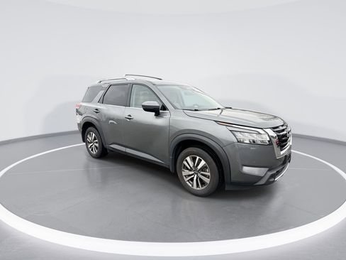 Used 2024 Nissan Pathfinder SL image 2