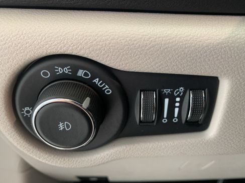 Used 2024 Chrysler Pacifica Touring-L FWD image 29