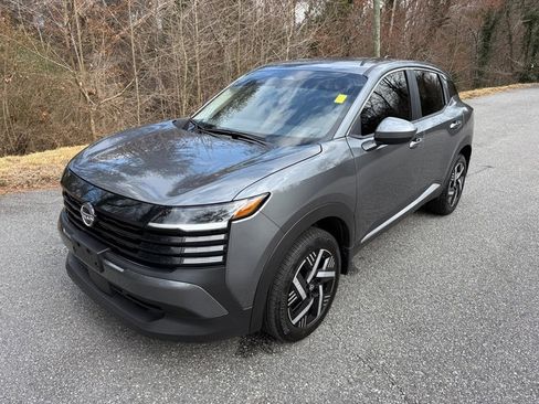 Used 2025 Nissan Kicks SV w/ Charging Package image 2