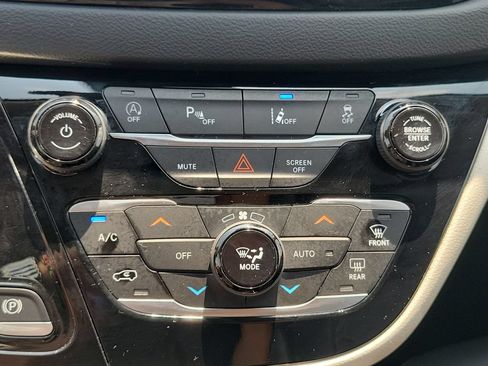 Used 2023 Chrysler Pacifica Touring-L FWD image 29