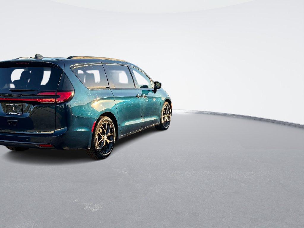 Used 2025 Chrysler Pacifica Limited FWD image 5