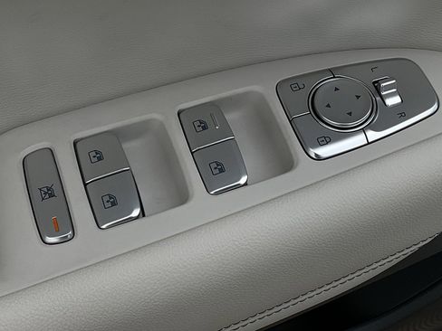 Used 2025 Genesis G70 2.5T image 13