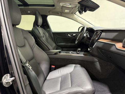 Used 2025 Volvo V60 B5 Cross Country Plus image 10