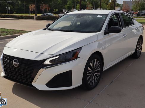 Used 2025 Nissan Altima 2.5 SV FWD image 8