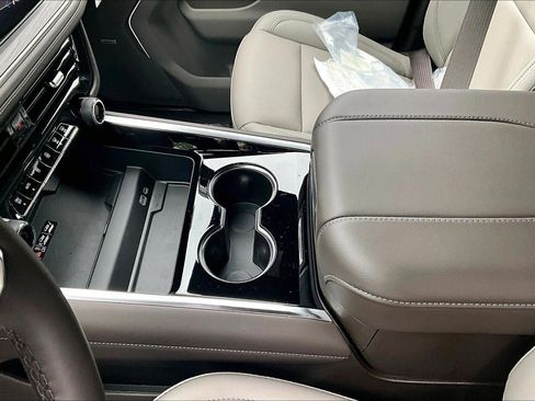 New 2026 Chevrolet Suburban Z71 w/ Z71 Off-Road Package AWD/4WD image 7