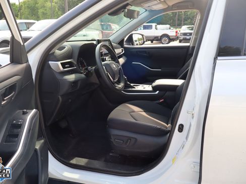 Used 2022 Toyota Highlander L FWD image 25